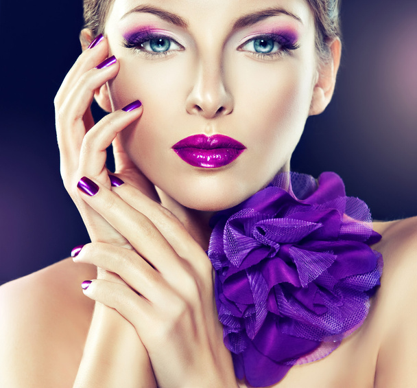 modèle avec maquillage violet et manucure
 .  - Photo, image