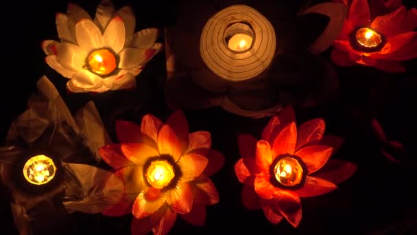 Πλωτή Lotus λουλούδι χαρτί λυχνοστατών για το νερό - Πλάνα, βίντεο