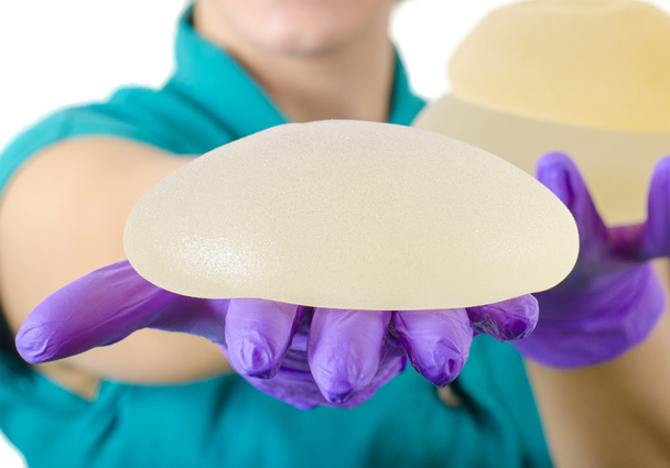 Protesi mammaria in silicone. Medico tenere protesi al seno in silicone
 - Foto, immagini