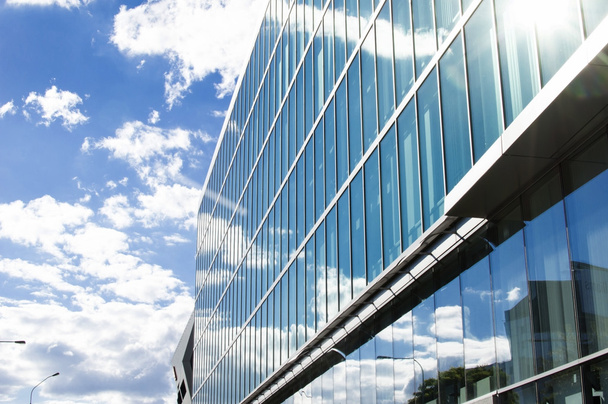 Bürogebäude mit großen Glasfenstern  - Foto, Bild
