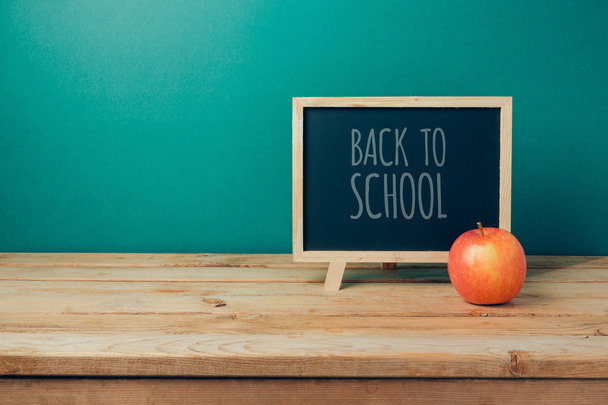 schoolbord en apple op houten tafel - Foto, afbeelding
