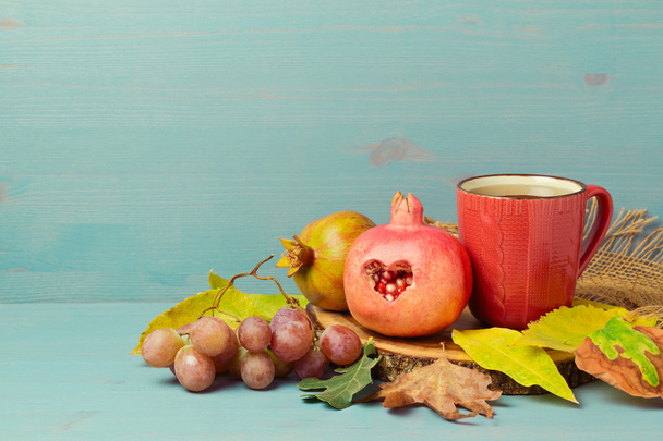 Pomegranate, leaves and cup  - Valokuva, kuva
