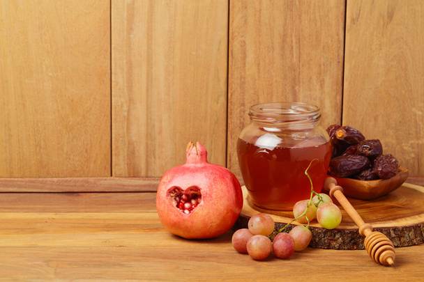 Honey, pomegranate and grapes  - Fotoğraf, Görsel