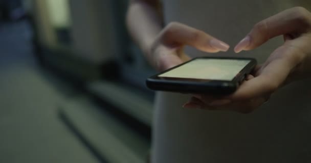 SMS-y kobieta na urządzeniu smartphone strzał na Red Cinema Camera - Materiał filmowy, wideo
