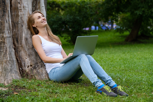 молодая женщина с ноутбуком - Фото, изображение
