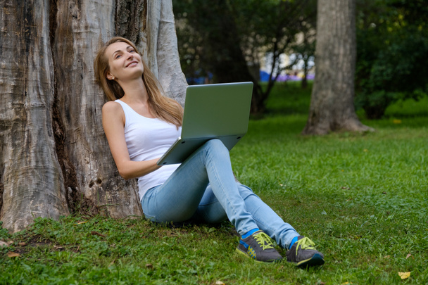 Young woman using laptop - Фото, зображення