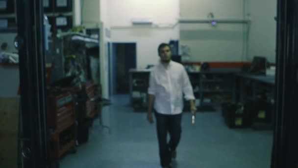 Mann notiert in der Werkstatt die Scheine - Filmmaterial, Video