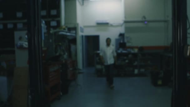 Mann notiert in der Werkstatt die Scheine - Filmmaterial, Video