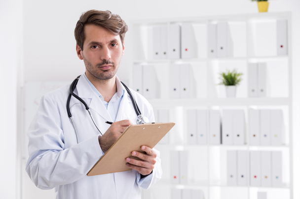 Doctor with clipboard - Foto, immagini