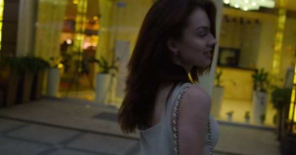 Portrét mladé ženy šťastné ve městě na ulici - Záběry, video