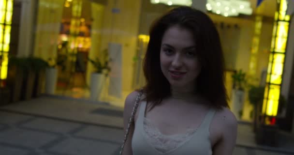 Portret młodej kobiety szczęśliwy w mieście przy ulicy - Materiał filmowy, wideo