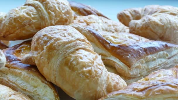 Čerstvé pečené croissanty - Záběry, video