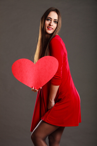 Girl holding red heart love sign - Valokuva, kuva