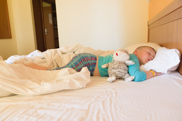 αγόρι στον ύπνο σε ένα ξενοδοχείο - Φωτογραφία, εικόνα