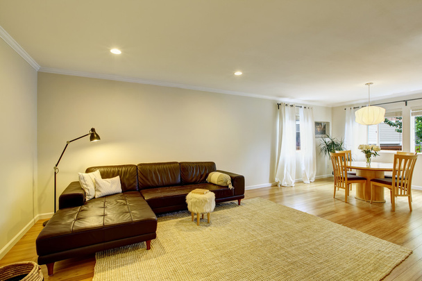 План відкритого поверху інтер'єру вітальні зі шкіряним диваном і килимом
 - Фото, зображення