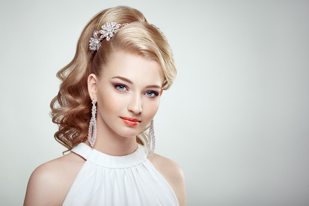 Fashion portrait of young beautiful woman with jewelry - Fotoğraf, Görsel