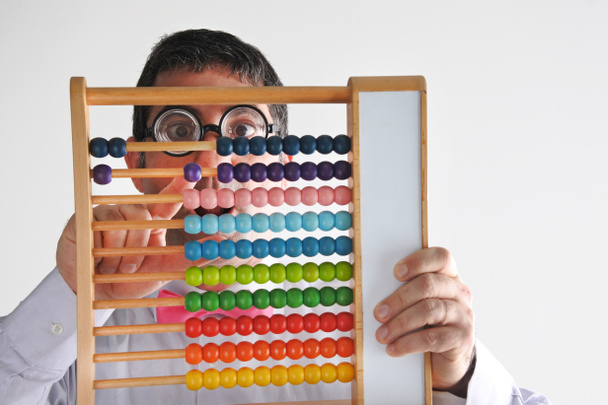 Frustrado geeky homem contador calculando com abacus numerador de madeira. Conceito de finanças, bancos e economia. espaço de cópia
 - Foto, Imagem