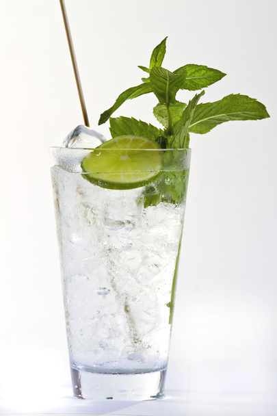 Mojito-Cocktail auf weißem Hintergrund - Foto, Bild