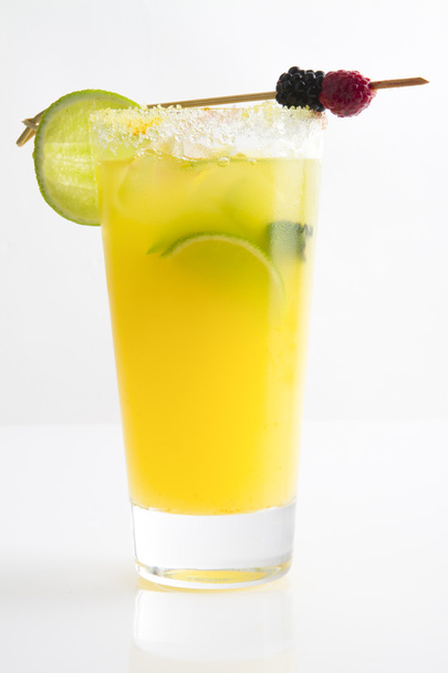 geel cocktail op witte achtergrond - Foto, afbeelding