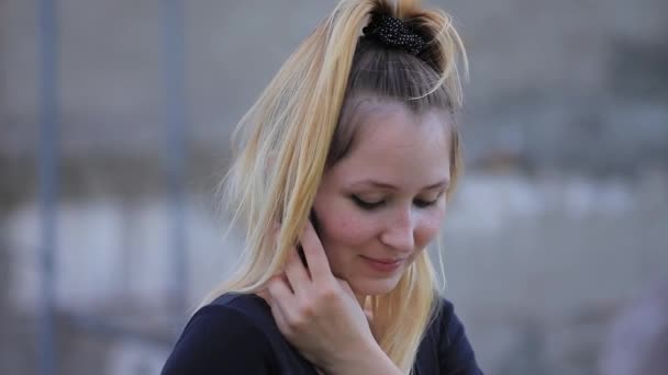 a Beautiful Blonde Woman Talking to the Phone - Záběry, video