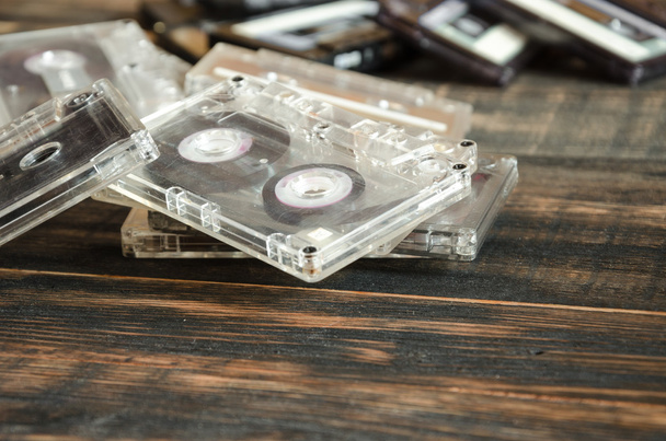 Vecchie cassette audio su sfondo di legno. musica astratta
. - Foto, immagini