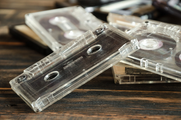 Vecchie cassette audio su sfondo di legno. musica astratta
. - Foto, immagini