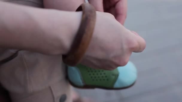 Máma vázání tkaničky na noze zlobivé dítě - Záběry, video
