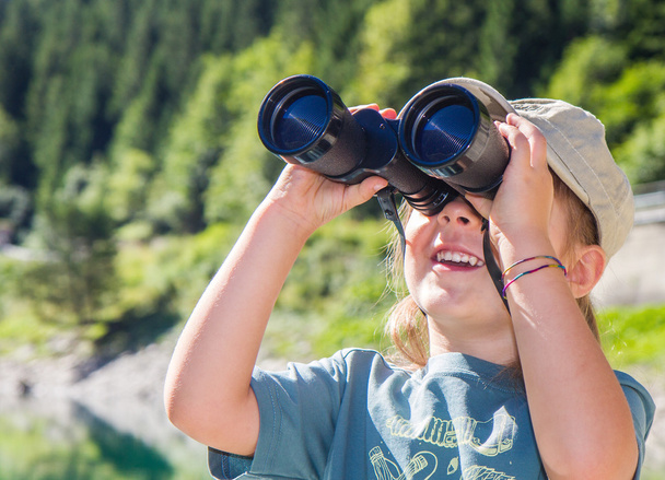 young hiker watches the panorama with the telescope - Foto, Imagen
