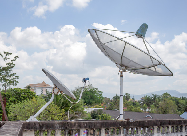 Antena parabólica Preto na casa do telhado
 - Foto, Imagem
