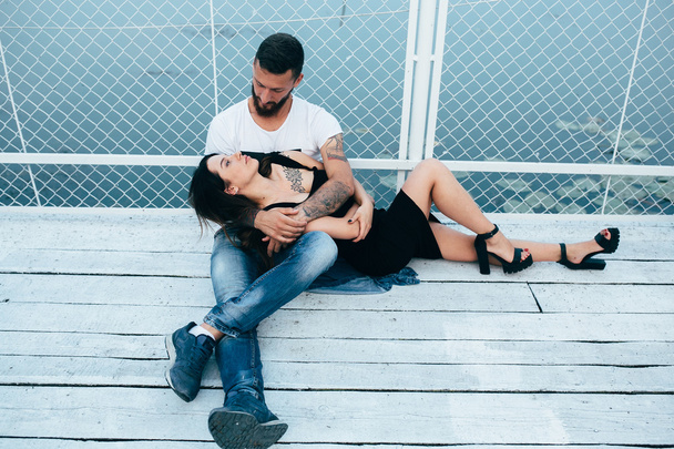 Couple hugging on pier - Foto, afbeelding