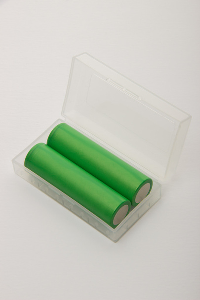Dos baterías para cigarrillos electrónicos sobre fondo blanco
 - Foto, Imagen
