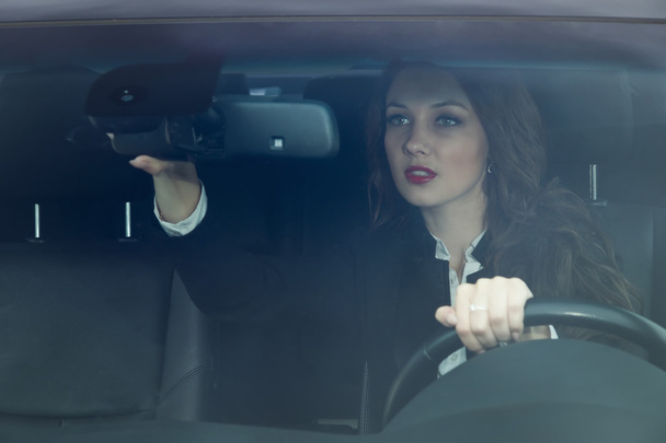 Joven mujer de negocios confiado conducir coche
 - Foto, imagen