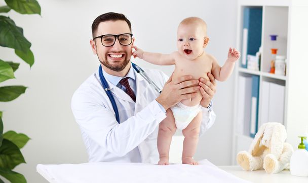 Médico pediatra con bebé
 - Foto, imagen