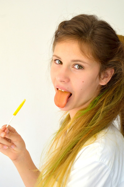 Dívka s barevné prameny a lízátko - Fotografie, Obrázek