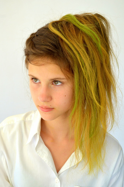 Dívka s dlouhými vlasy barvené s barevné prameny Ombre - Fotografie, Obrázek