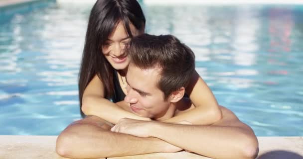 donna coccole con fidanzato in piscina
 - Filmati, video