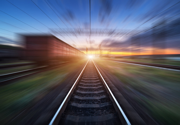 Estação de comboios com vagões de carga em movimento borrão efeito no sunse - Foto, Imagem