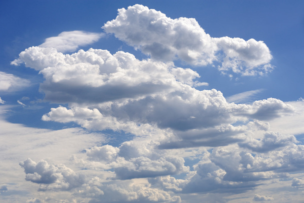 μπλε ουρανός και σύννεφα ως φόντο - Φωτογραφία, εικόνα