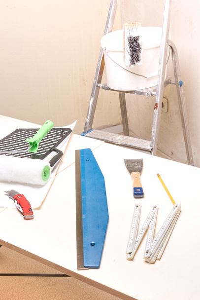 Mesa de pegar con herramientas
 - Foto, Imagen