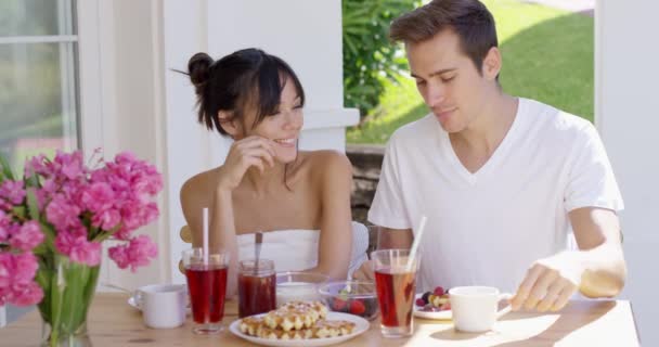 pareja disfrutando del desayuno al aire libre
 - Imágenes, Vídeo