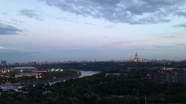 Widok z Moskwy z dachu wątkach budynku - Materiał filmowy, wideo