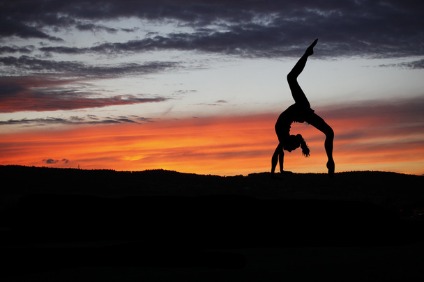 Jooga harjoittaja auringonlaskun aikana
 - Valokuva, kuva