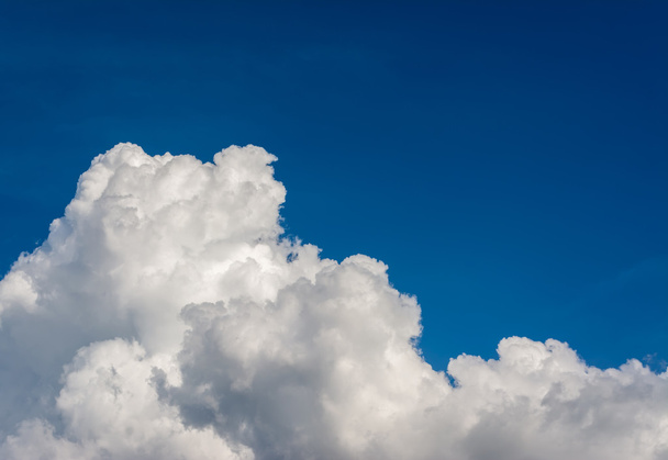 nubes de cúmulo blanco en el cielo azul para el uso de fondo. - Foto, Imagen