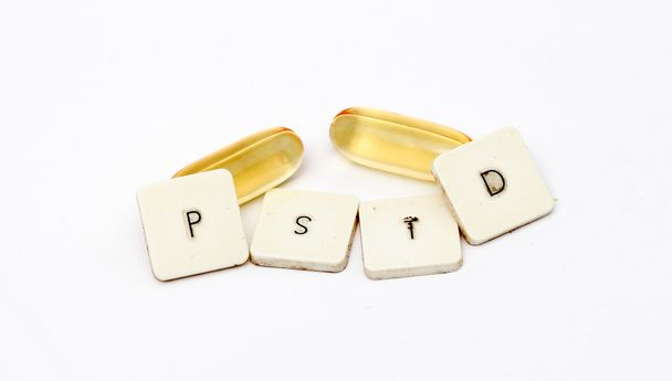 Слово "ПТСР" и масло трески, омега 3 капсулы
 - Фото, изображение