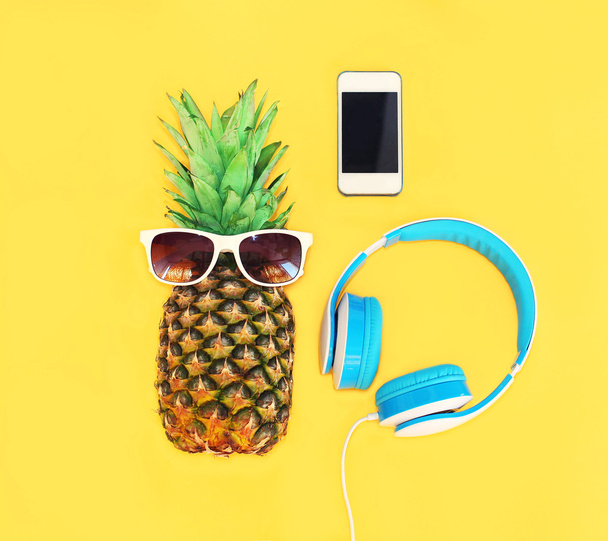 Fashion pineapple with sunglasses and headphones smartphone over - Фото, изображение