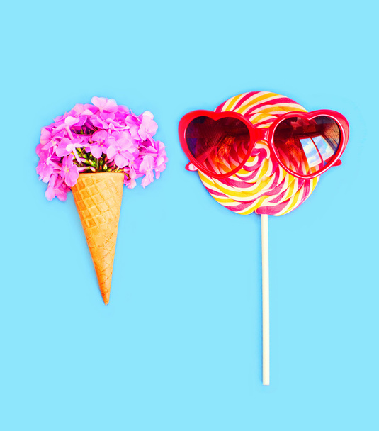 Ice cream cone flowers and colorful lollipop caramel with sungla - 写真・画像