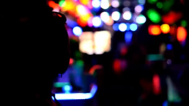 Nachtleven partij sfeer - jonge vrouw in de club, feesten en genieten van het nachtleven - Video