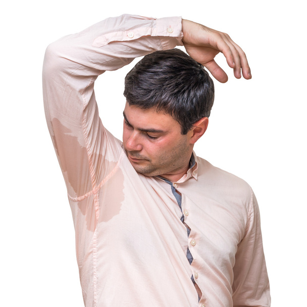 Hombre con sudoración debajo de la axila en camisa rosa aislado en blanco
 - Foto, Imagen