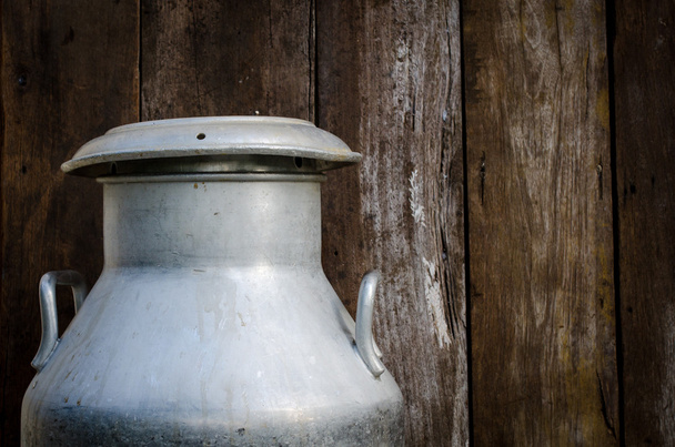 Staré kovové mléka může na dřevěné pozadí - Fotografie, Obrázek