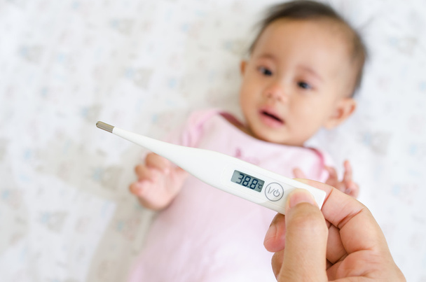 Вимірювання температури азіатських дитини з цифровий термометр - Фото, зображення